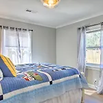 Chic Charleston Home - Half Mile To Park Circle!