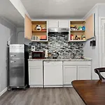 Pet-Friendly, Fully Fenced Backyard, 20-Min To Chs
