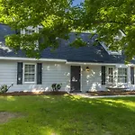 Relaxing Room For Work Or School Or Getaway Just Because! Central To Everything!