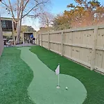 Hot Tub, Putting Green + Bikes!