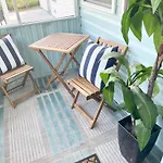 Pet- & Kid-Equipped 2 Bedroom Cottage Near Downtown