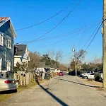 Pet- & Kid-Equipped 2 Bedroom Cottage Near Downtown