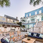 Hidden Outdoor Oasis - 1 Block To King