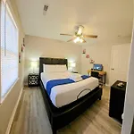 Chic Oasis: 3Br, 2Ba, Private Deck