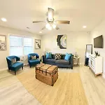 Chic Oasis: 3Br, 2Ba, Private Deck