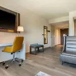 Cambria Hotel Charleston Riverview