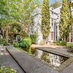 Serene Cottage With Beautiful Garden And Heated Pool