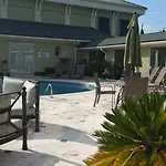 Town & Country Inn And Suites