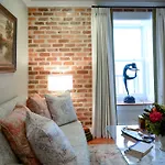 Gentry Hotel By Redawning