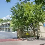 Days Inn By Wyndham Charleston Historic District
