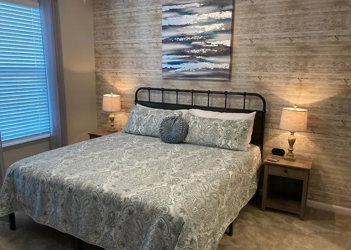 King Bed/Pool/Trendy Nbhd Blue Heron