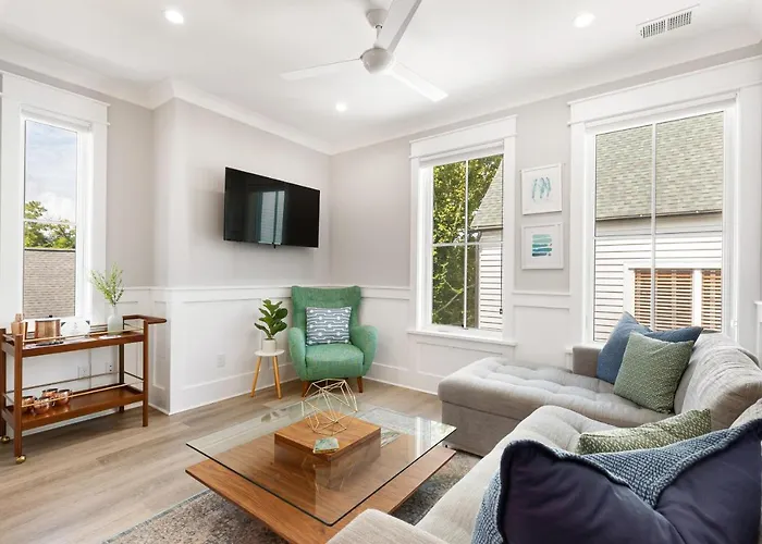 The Azalea Suite At 124 Spring