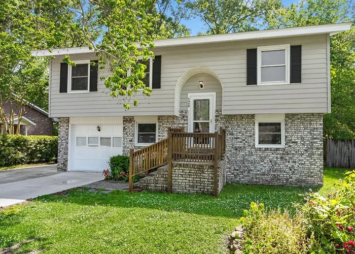 Pet-Friendly, Fully Fenced Backyard, 20-Min To Chs