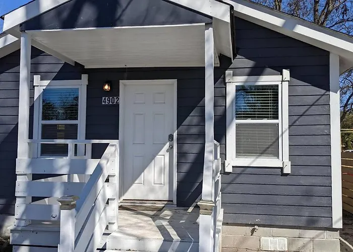 3 Bedroom Hardwood Palace Of Charleston