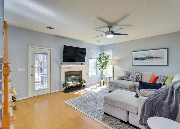 North Charleston Home Near Shopping And Dining!