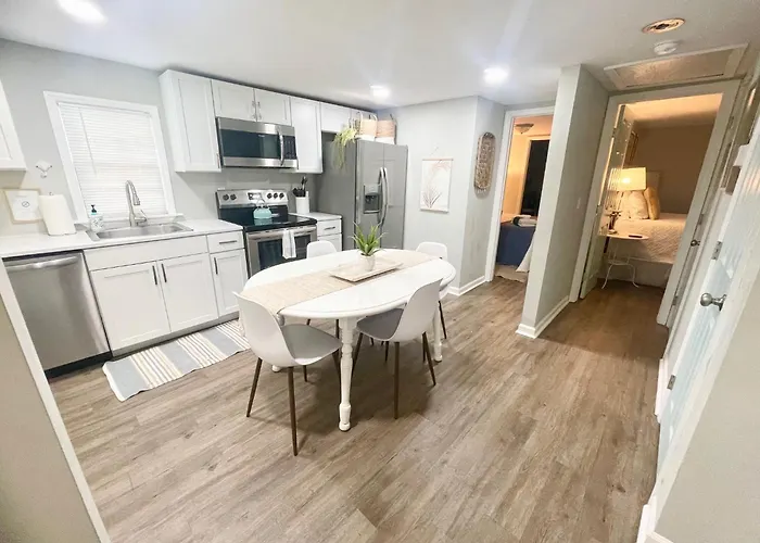 Pet- & Kid-Equipped 2 Bedroom Cottage Near Downtown