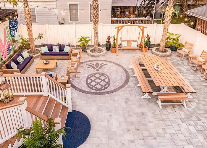 Hidden Outdoor Oasis - 1 Block To King