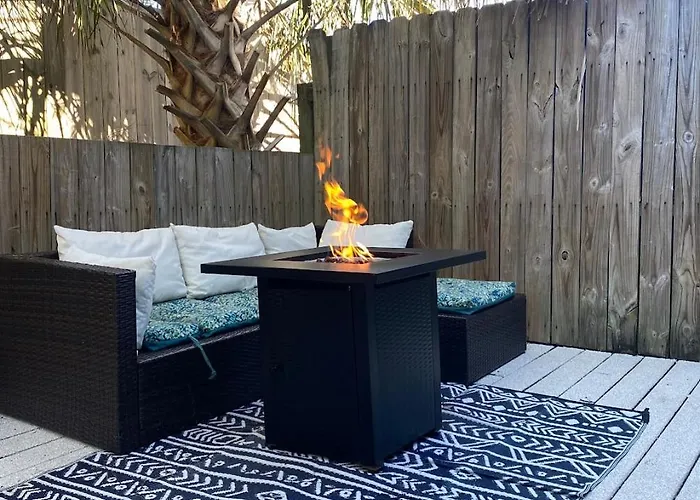 Full Townhouse Near Shem Creek & Downtown With Hot Tub