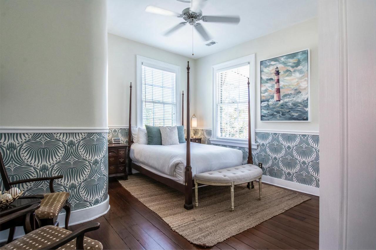 Inn Daybed With Trundle In The Beautiful Ashley Inn 4 Blocks From King St
