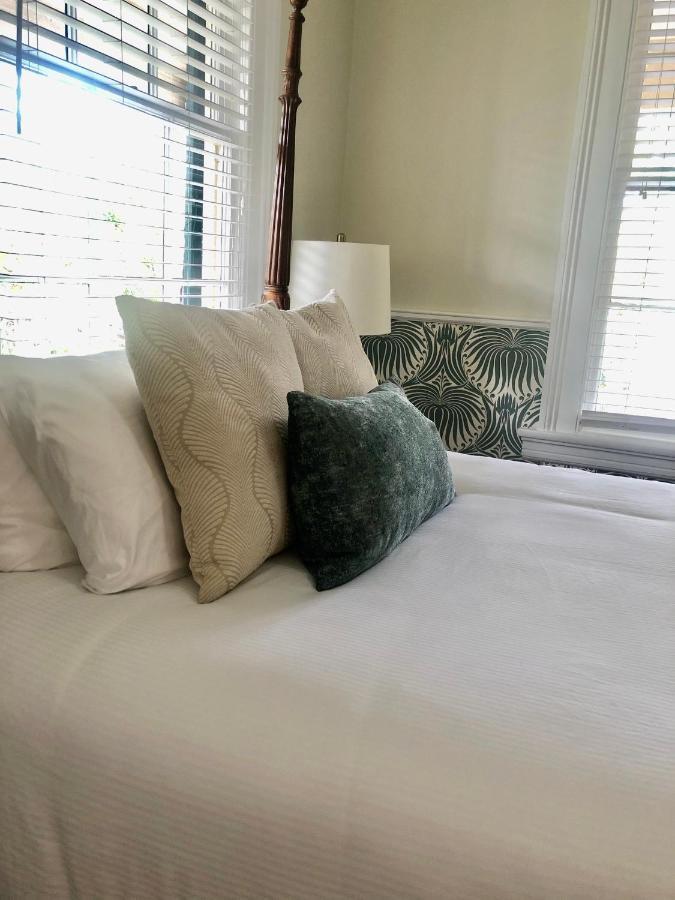 Inn Daybed With Trundle In The Beautiful Ashley Inn 4 Blocks From King St 3*