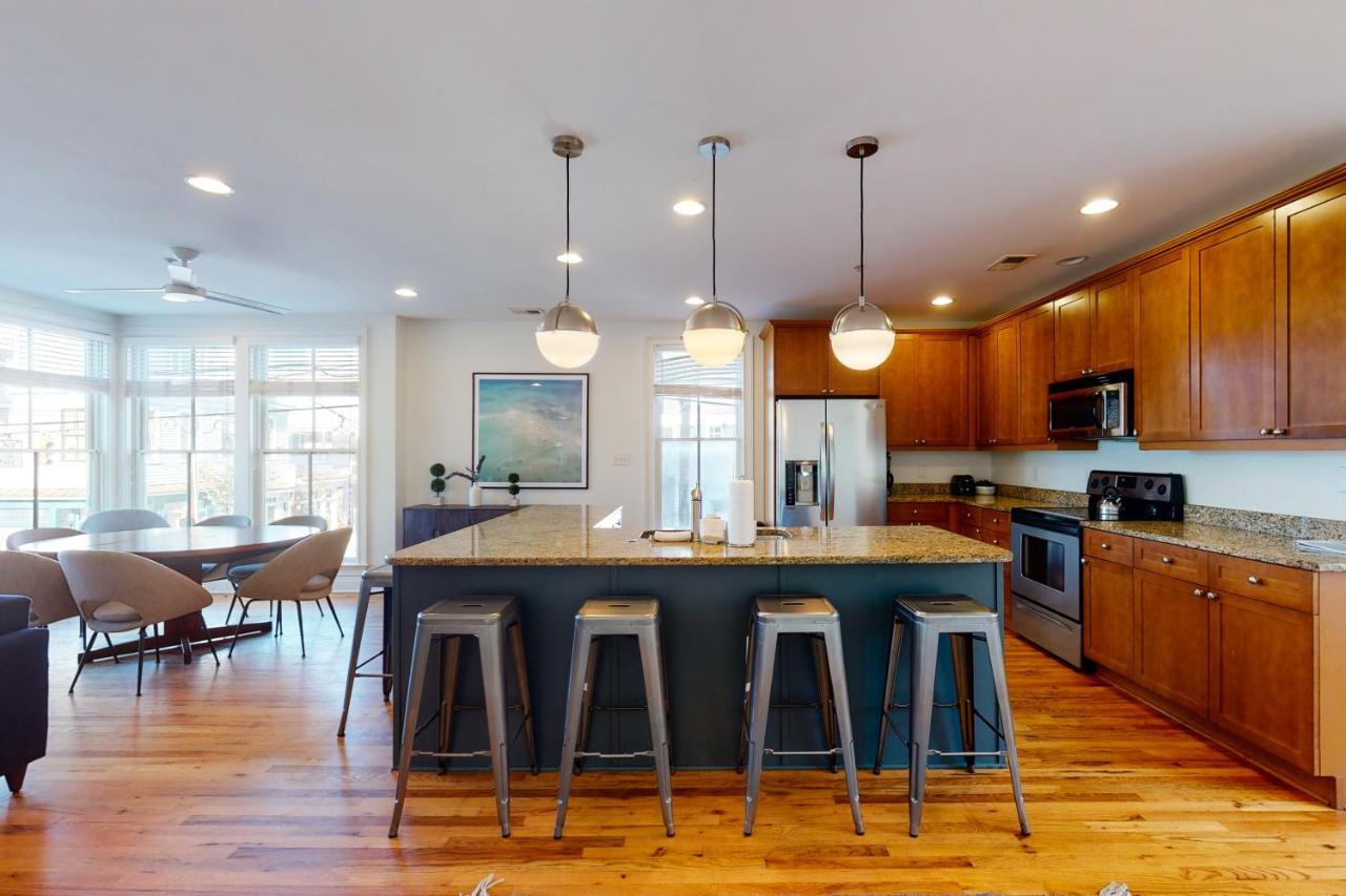 Contemporary In Perfect Location - 207 B St Philip Street Charleston