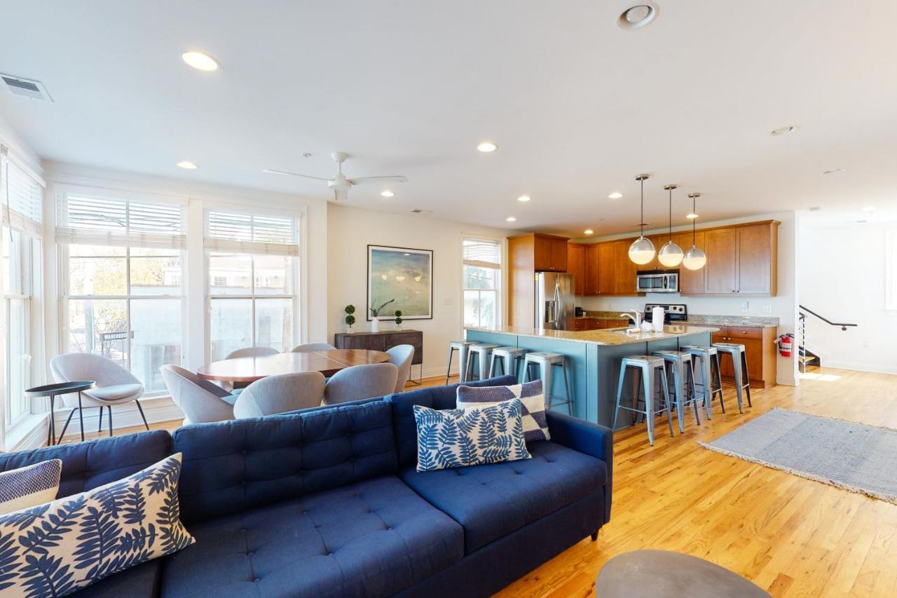 Contemporary In Perfect Location - 207 B St Philip Street Holiday home Charleston