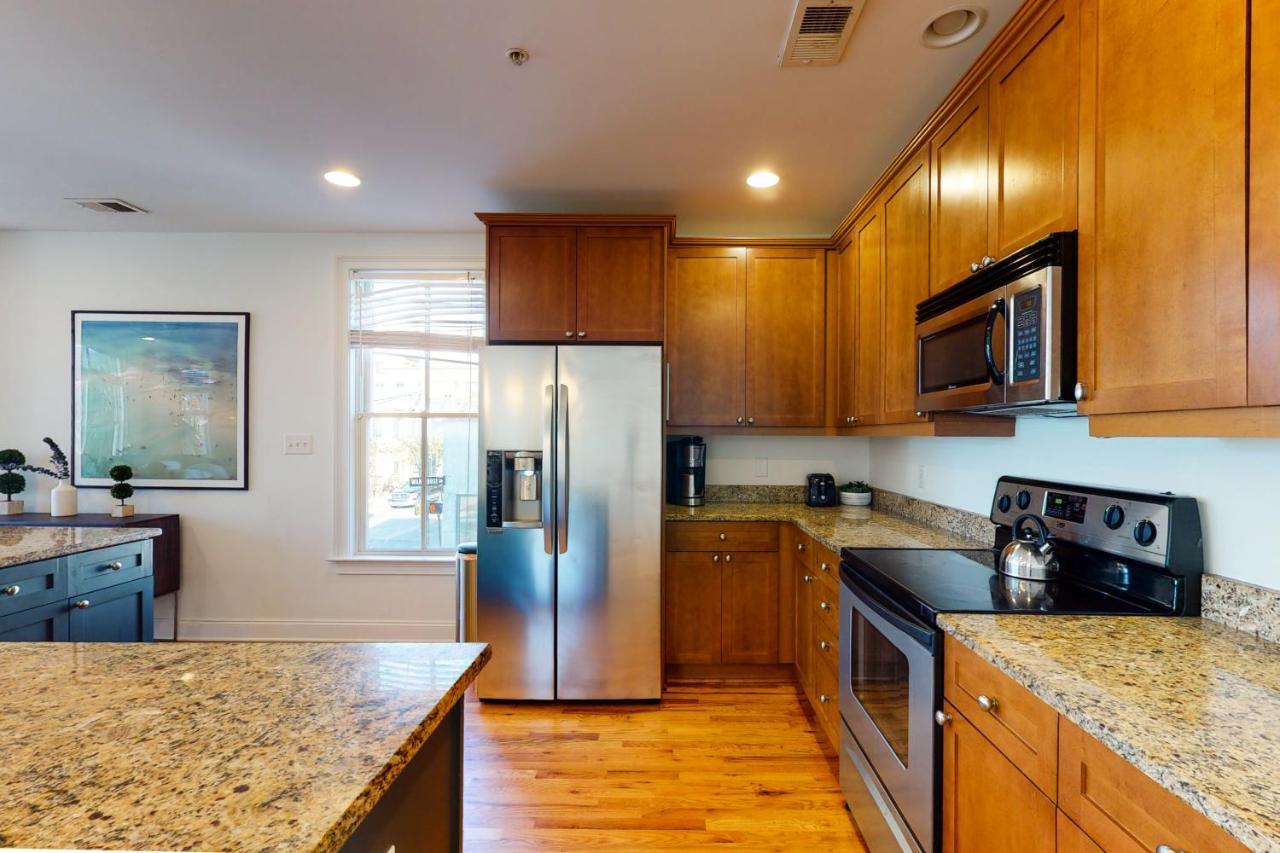 Contemporary In Perfect Location - 207 B St Philip Street Holiday home Charleston