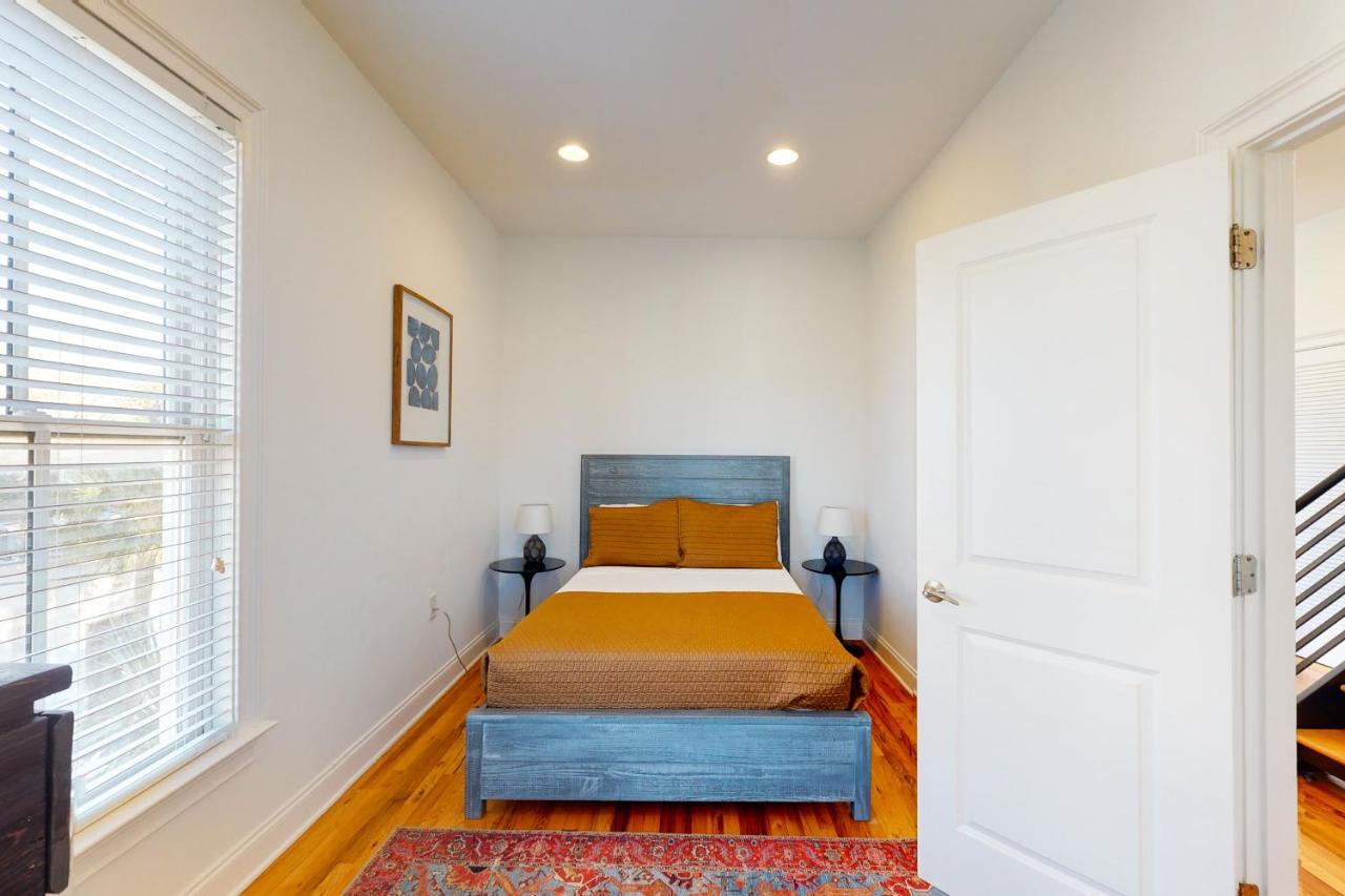 Contemporary In Perfect Location - 207 B St Philip Street Charleston
