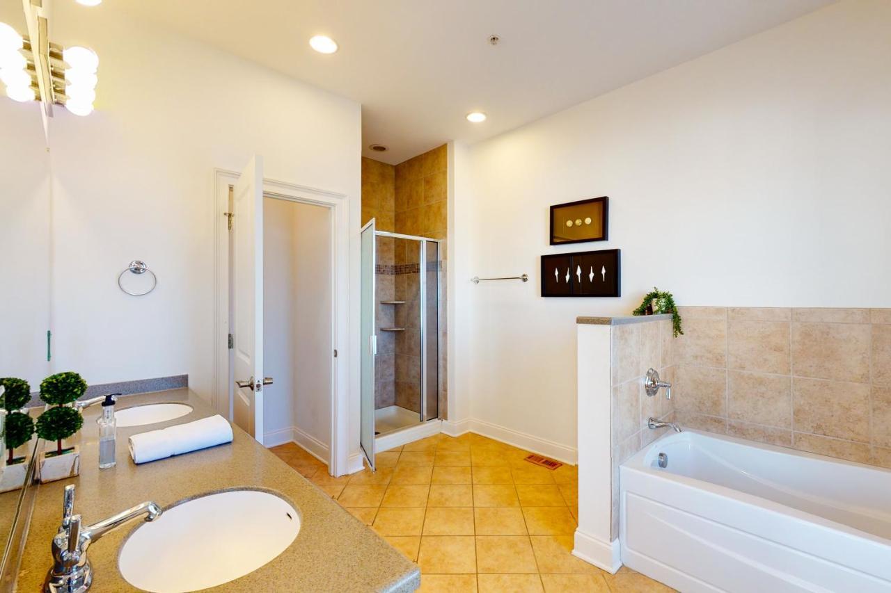 Contemporary In Perfect Location - 207 B St Philip Street * Charleston