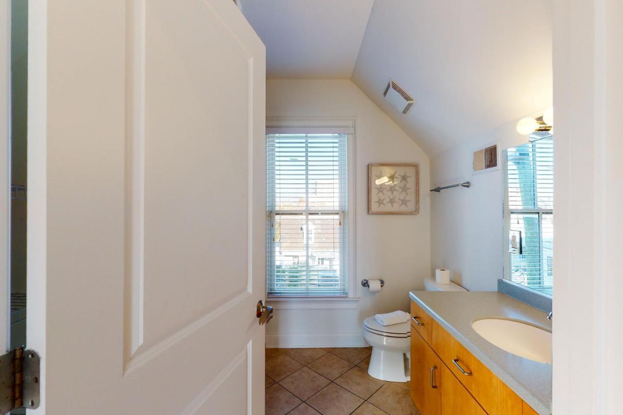 Contemporary In Perfect Location - 207 B St Philip Street * Charleston