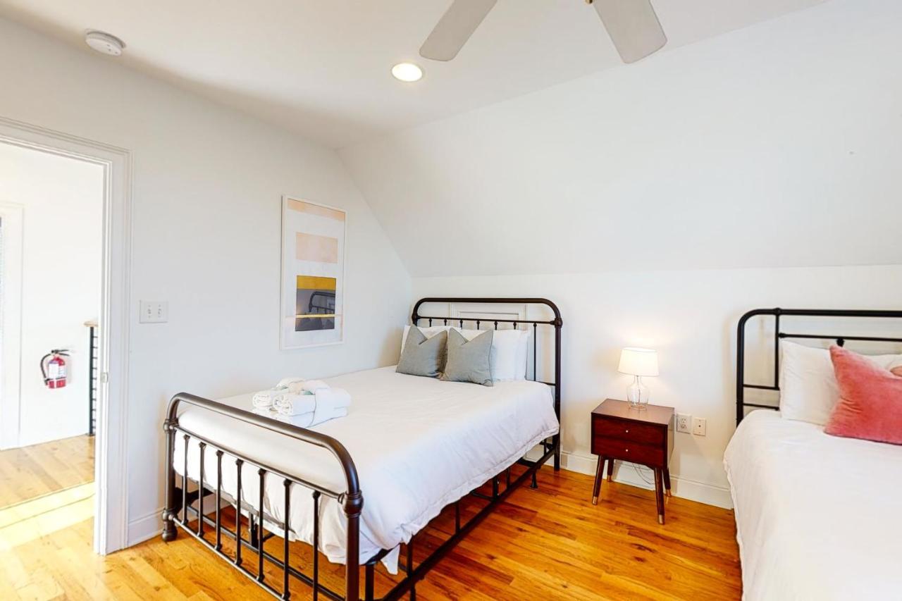 Contemporary In Perfect Location - 207 B St Philip Street * Charleston
