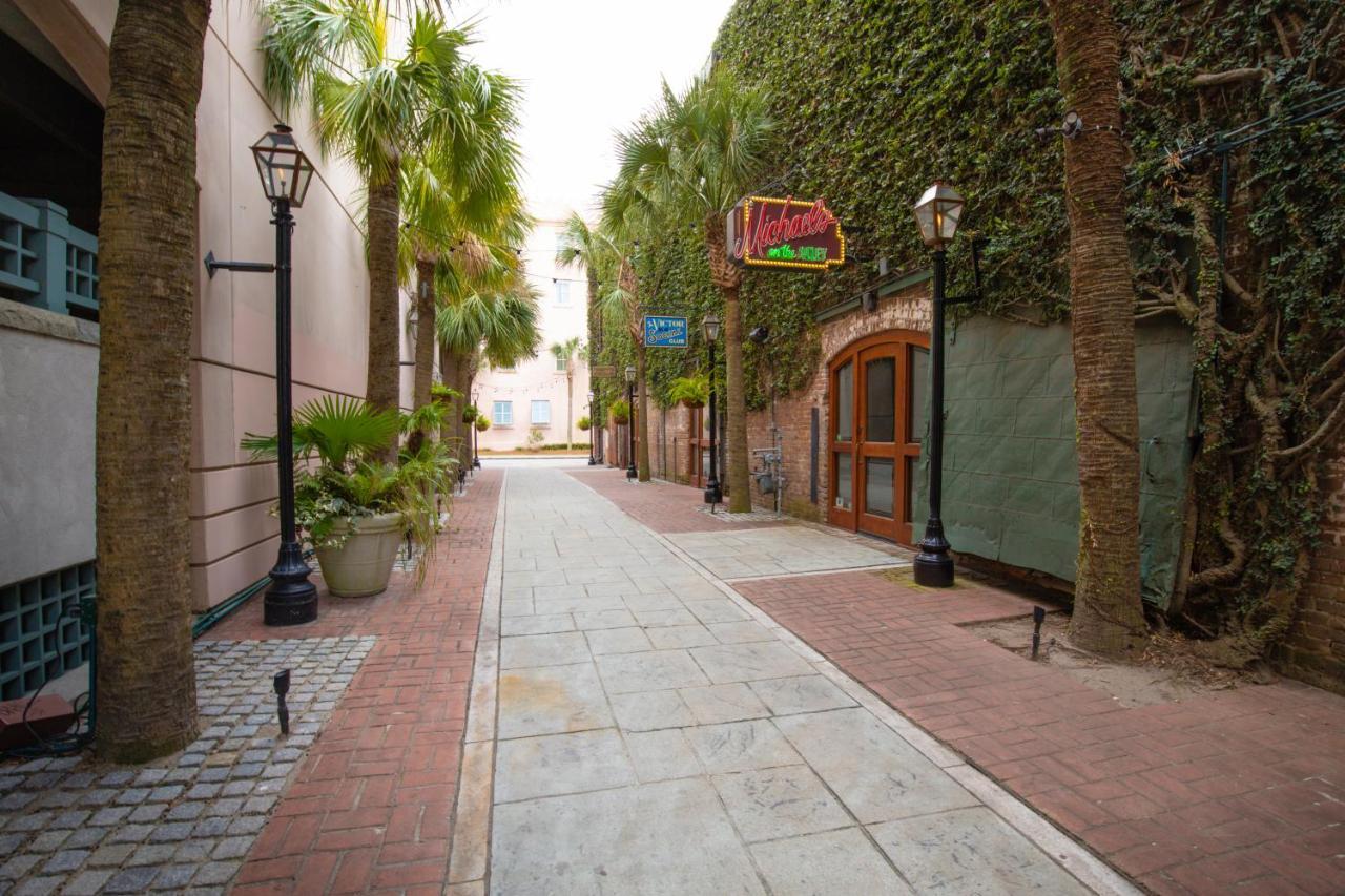 Contemporary In Perfect Location - 207 B St Philip Street * Charleston