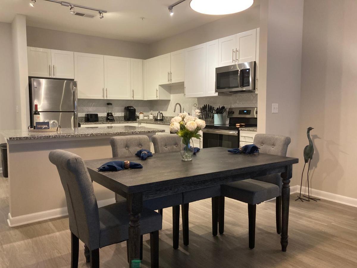 King Bed/pool/trendy Nbhd Blue Heron Apartment