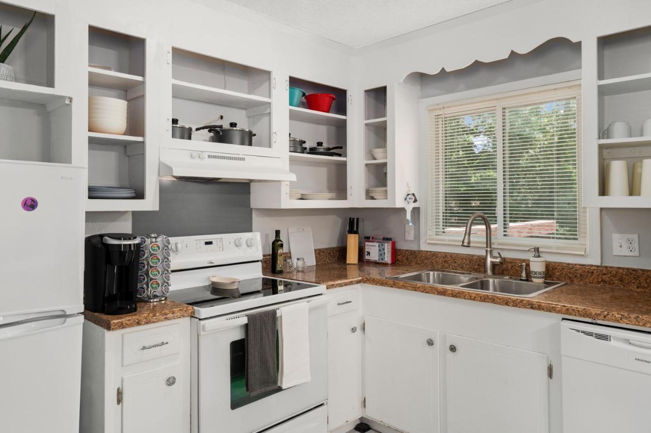 Pet-friendly, Fully Fenced Backyard, 20-min To Chs