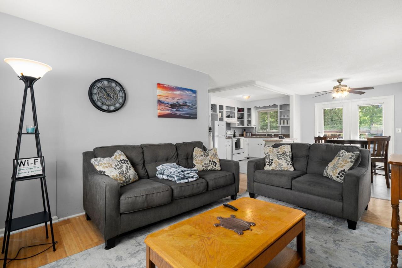 Pet-friendly, Fully Fenced Backyard, 20-min To Chs Holiday home Charleston