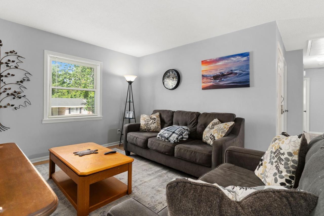 Holiday home Pet-friendly, Fully Fenced Backyard, 20-min To Chs