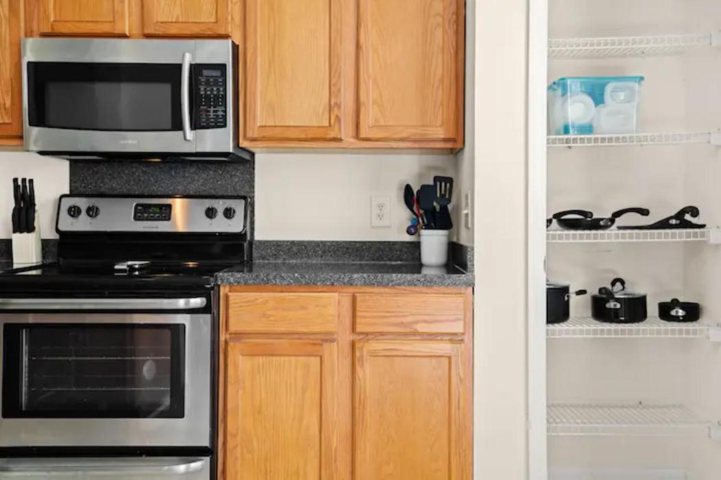 Spacious Home, Pet Friendly, Fenced Yard, 30 Minutes To Holiday home Charleston