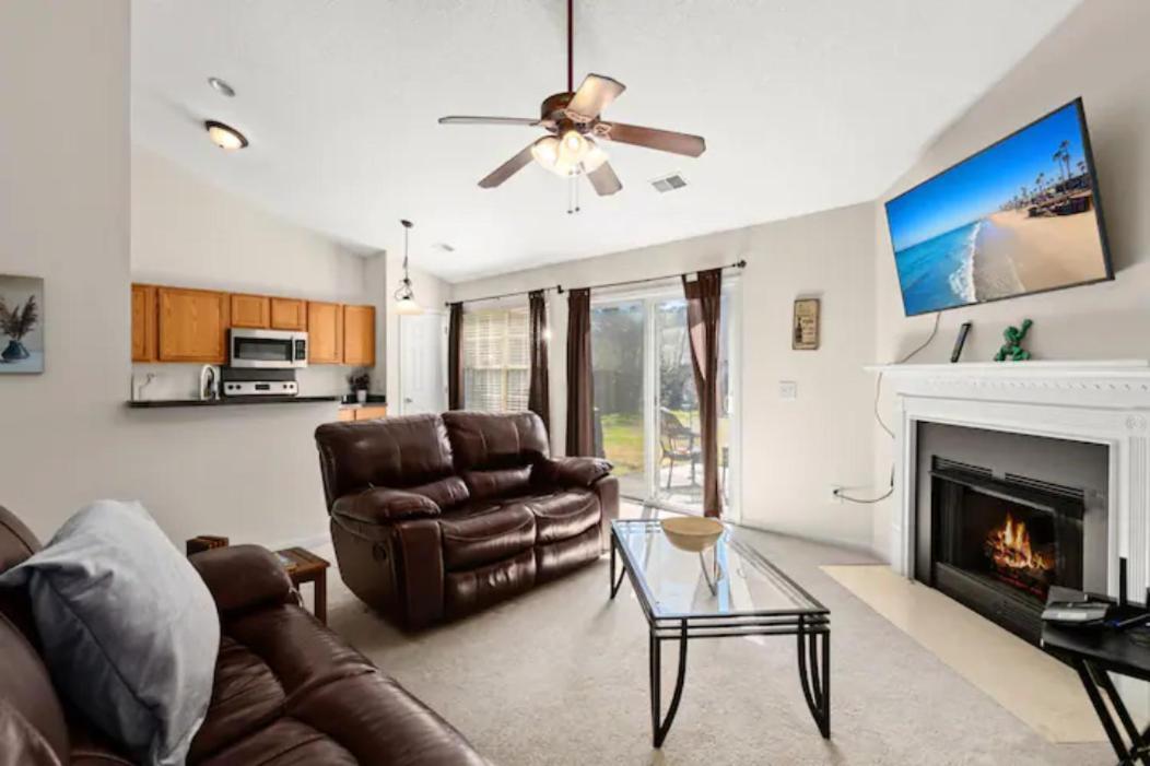 Spacious Home, Pet Friendly, Fenced Yard, 30 Minutes To