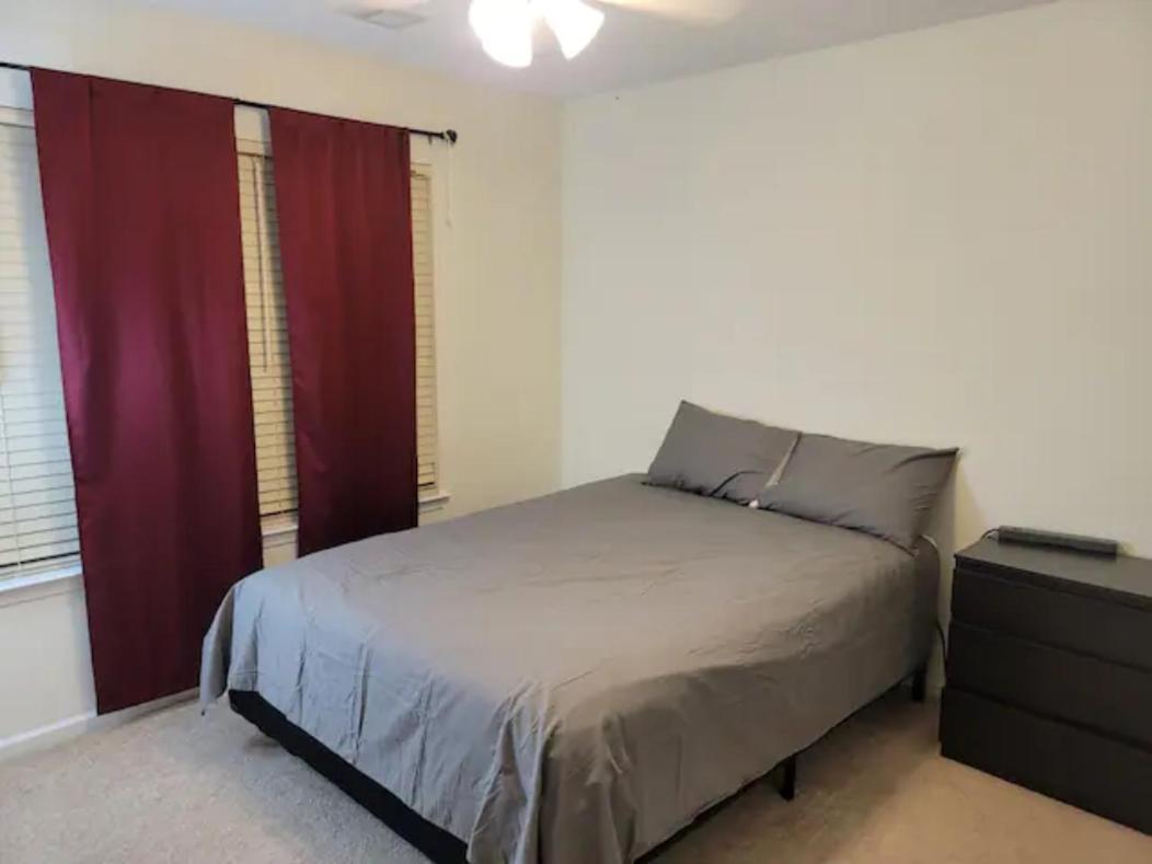 Spacious Home, Pet Friendly, Fenced Yard, 30 Minutes To Holiday home Charleston