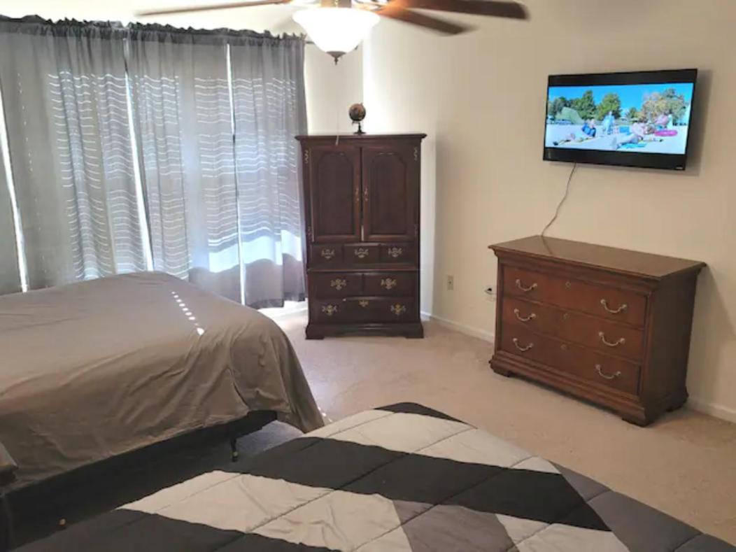 Spacious Home, Pet Friendly, Fenced Yard, 30 Minutes To Holiday home *