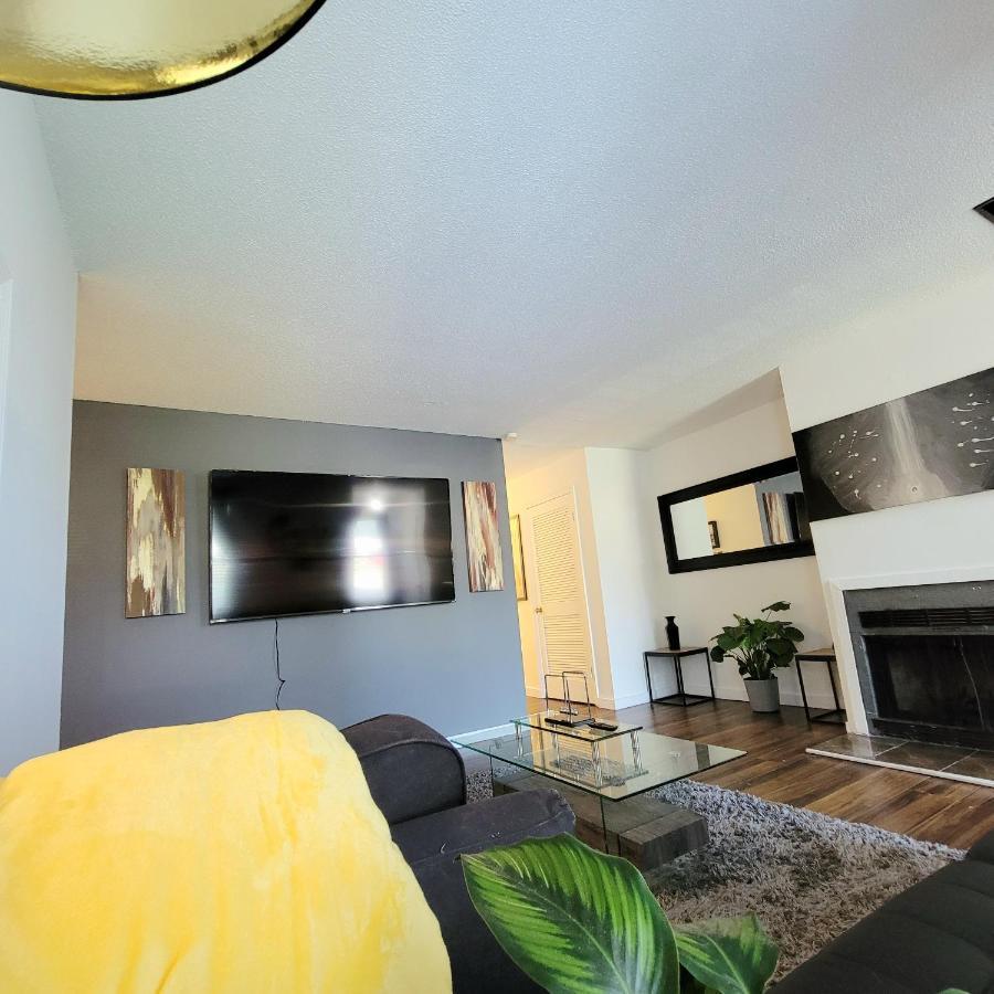 Hi-tek-duplex A-two 75in 4k Led Holiday home