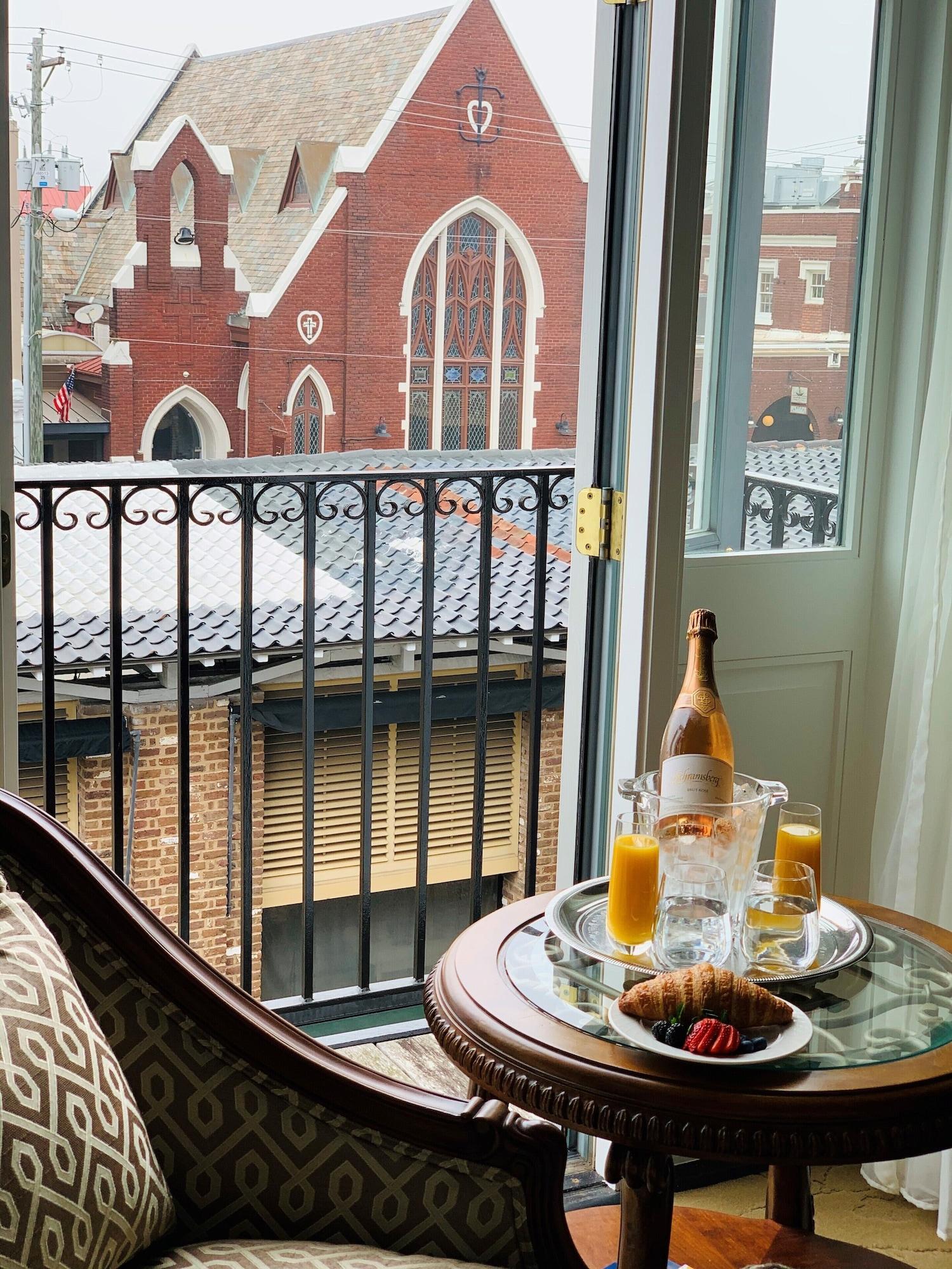 Market Pavilion 4*