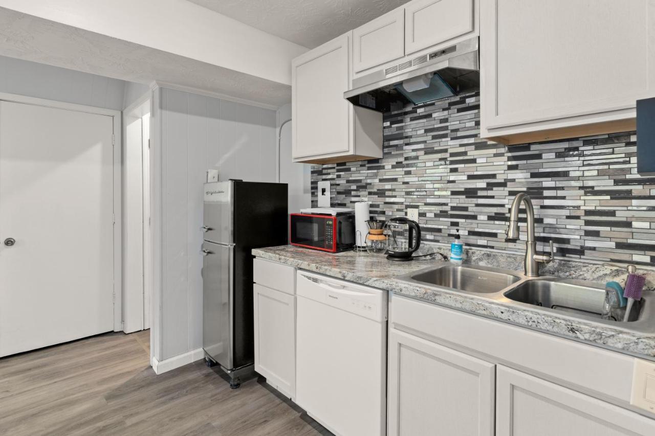 Pet-friendly, Fully Fenced Backyard, 20-min To Chs *