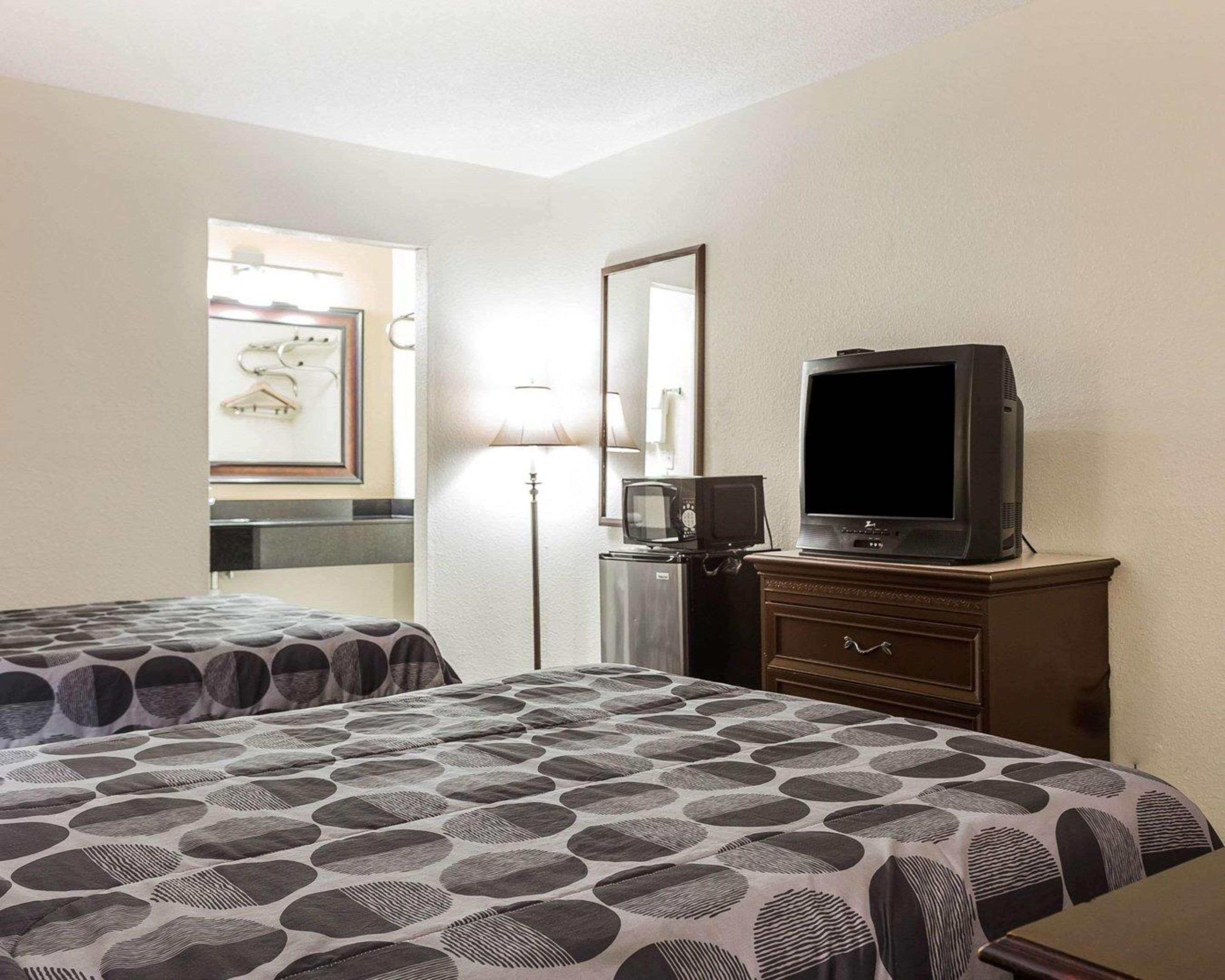 Econo Coliseum Lodge