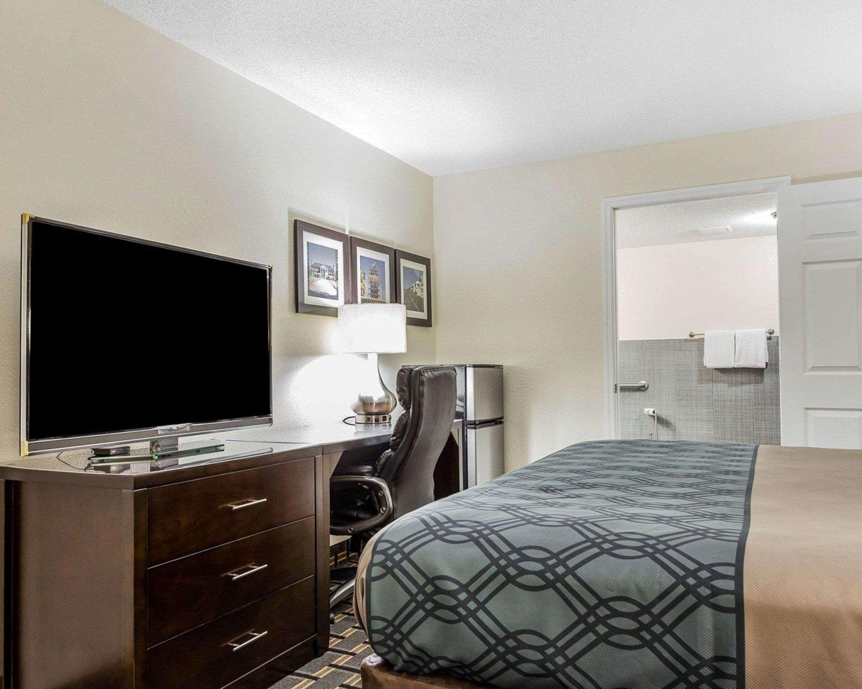 Econo Coliseum Lodge