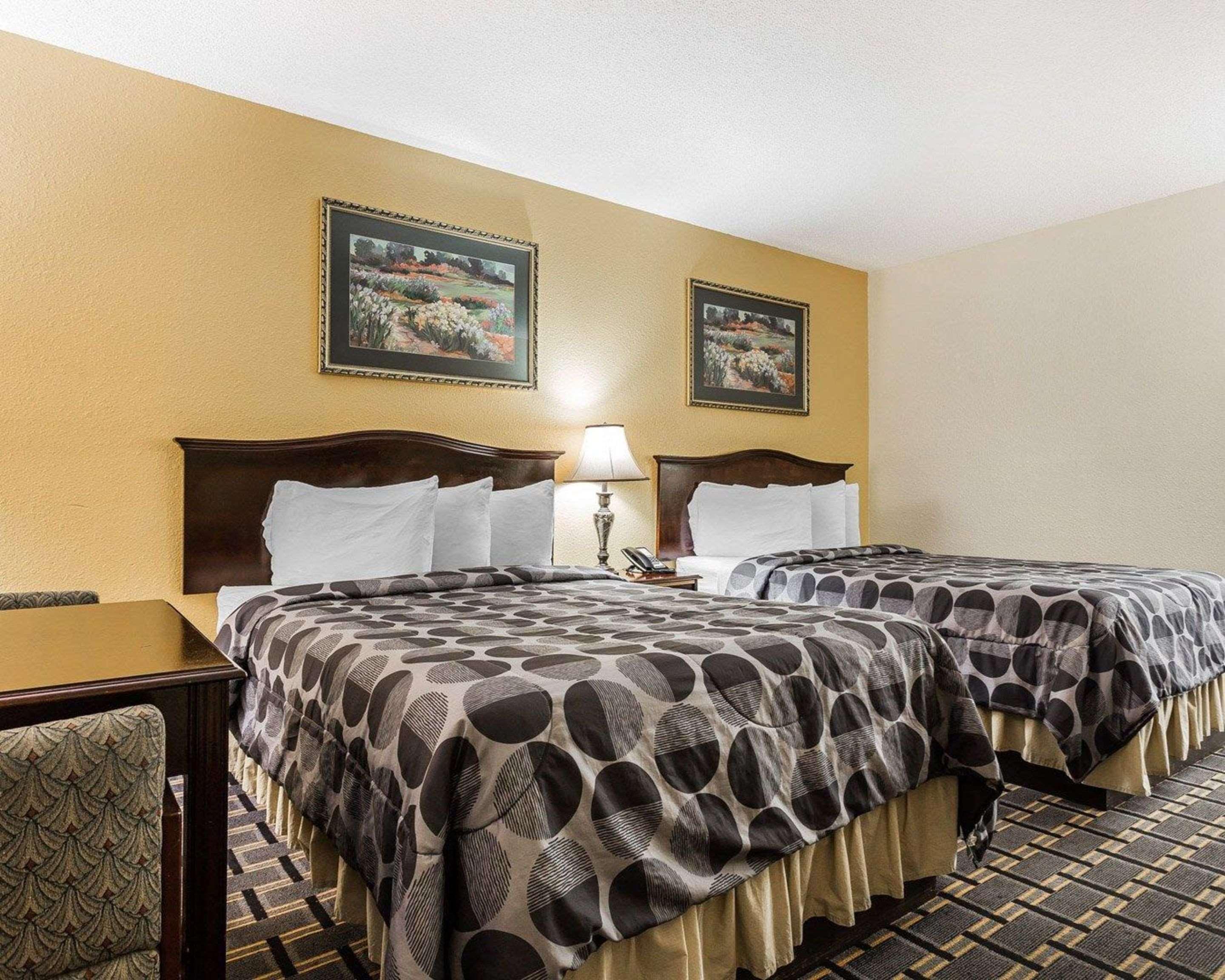 Econo Coliseum Lodge *