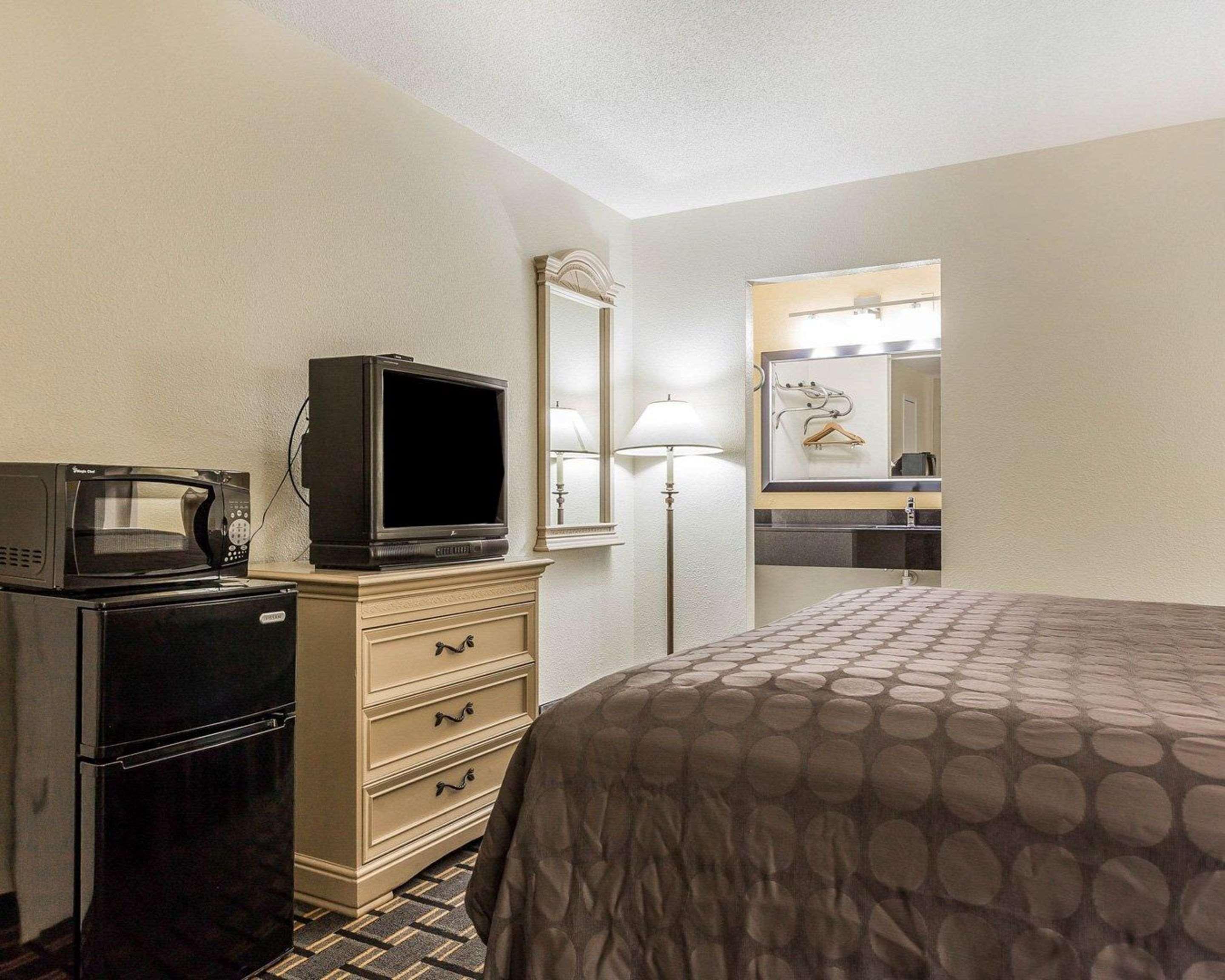 Econo Coliseum Lodge