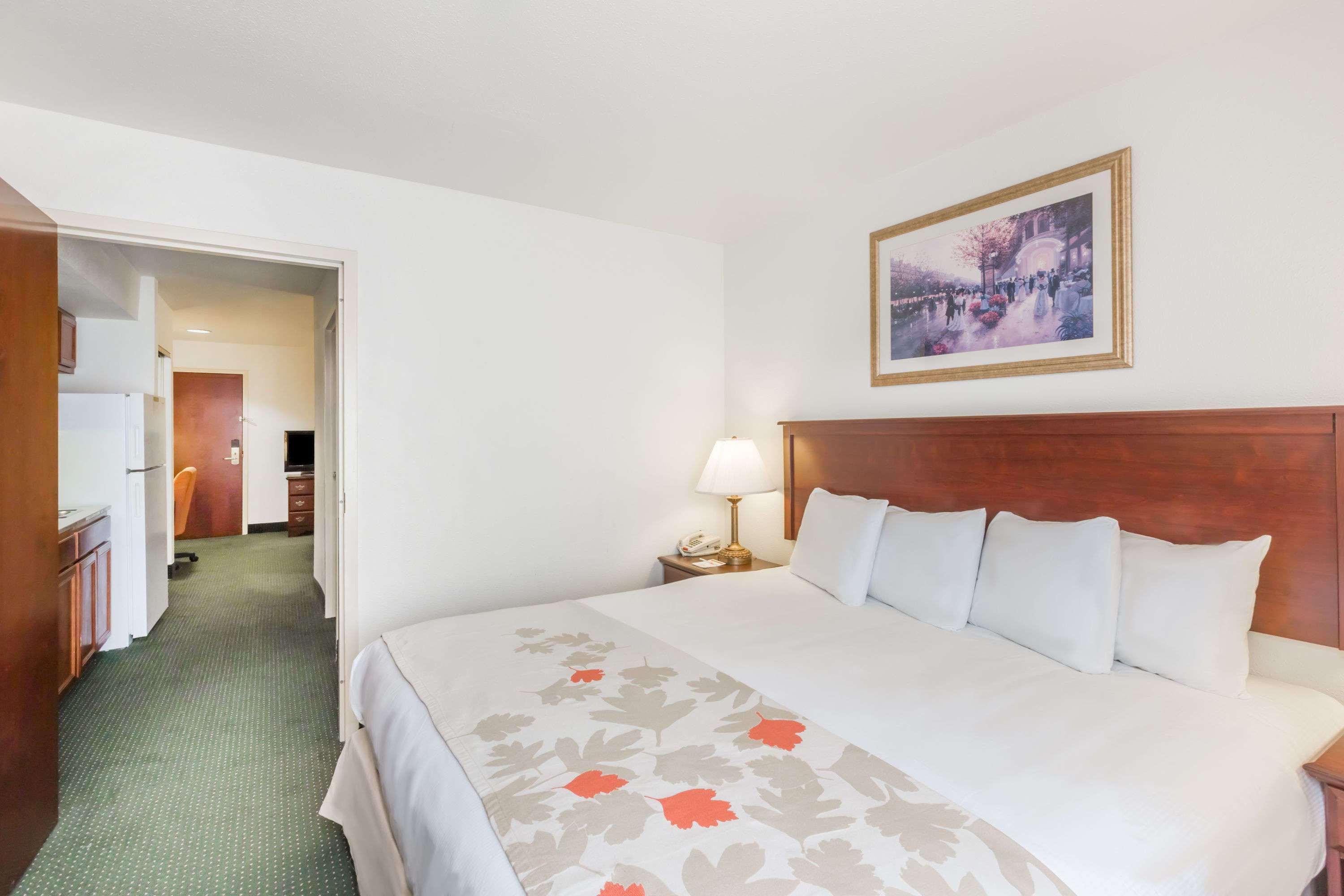 Hotel Clarion Pointe - West Ashley 2*