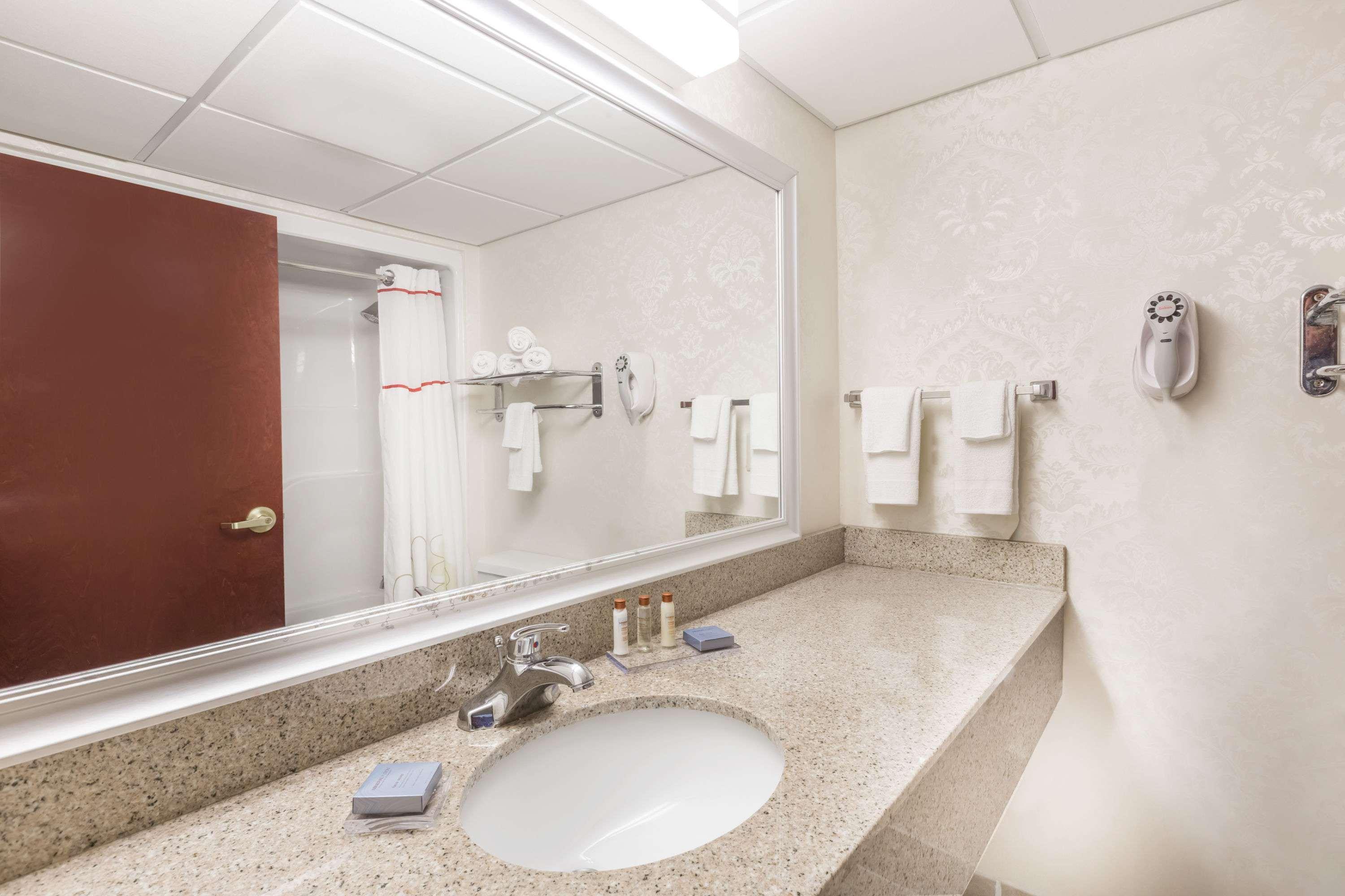Hotel Clarion Pointe - West Ashley 2*