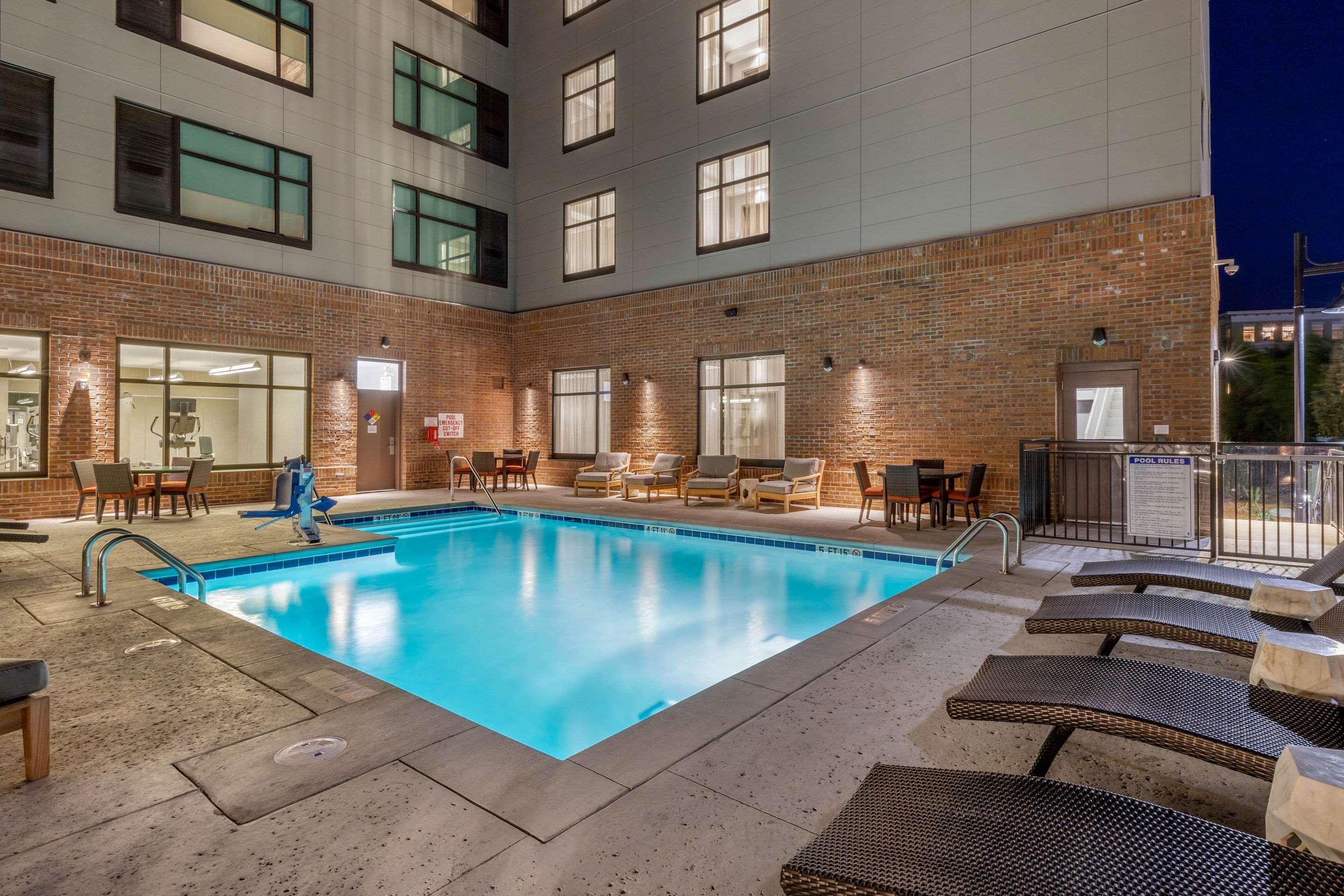 Cambria Riverview Hotel 3*
